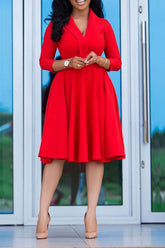 Vestido rojo de corte A con escote en V y largo hasta la rodilla